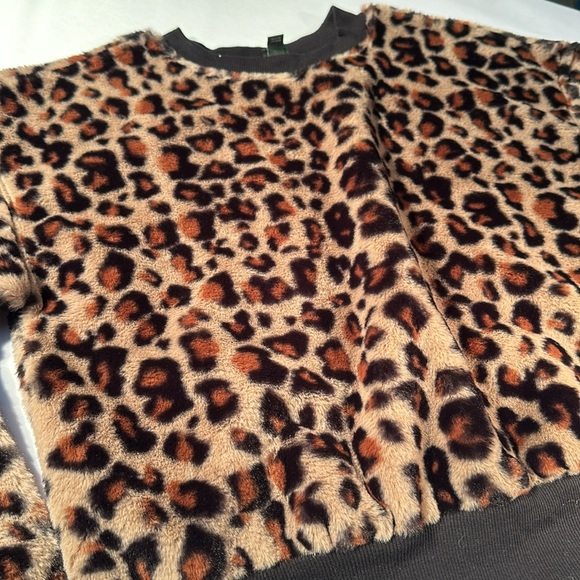 Leopard pattern top. Extremely stylish - Picture 2 of 8